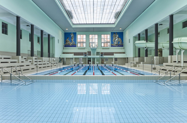 I forgrunden ses undervisningsbassinet i Frederiksberg Svømmehal. Bagved ses 25 meter-bassinet